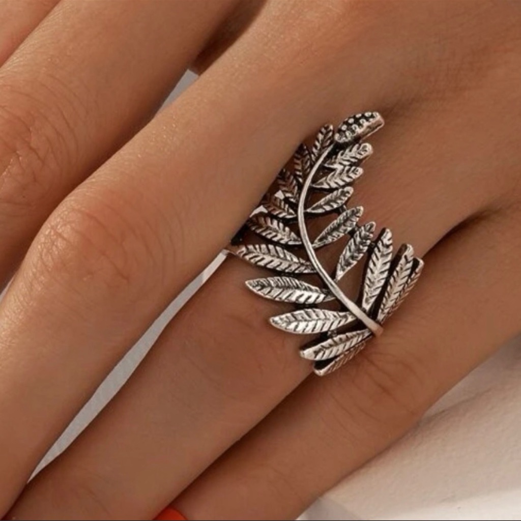 Silver Elegant Leaf Ring
